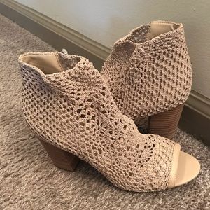 NEVER BEEN WORN! Nude Jessica Simpson shoes!